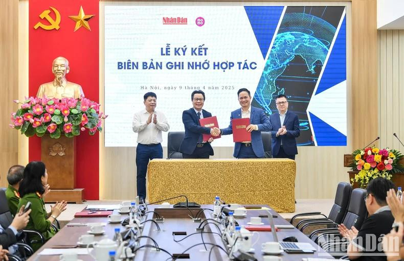 在《人民报》社总编辑黎国明和副总编辑桂廷原的见证下，《人民报》社科技部主任武梅黄与MoMo高级副总裁兼联合创始人阮伯叶签署了合作协议。