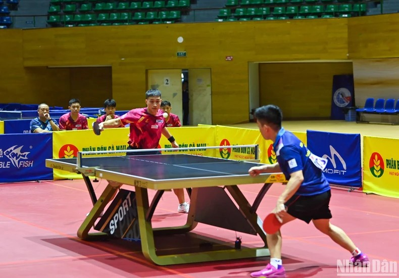 人民公安 T&T 1 队选手黎廷德以3-0打败选手河内 1 队选手阮英秀（左）。