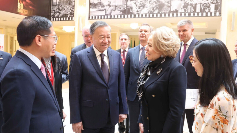 俄罗斯联邦委员会 （ 议会上院） 主席马特维延科与越共中央总书记苏林和代表表团成员交谈。图片来源：越通社