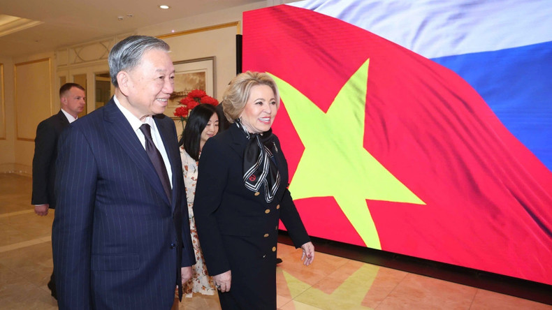 越共中央总书记苏林与俄罗斯联邦委员会 （ 议会上院） 主席马特维延科。图片来源：越通社