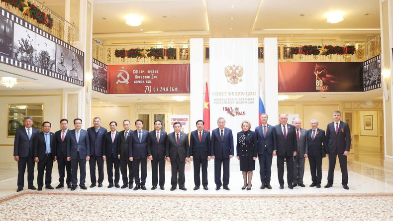 越共中央总书记苏林、俄罗斯联邦委员会 （ 议会上院） 主席马特维延科和越方代表表团成员合影留念。图片来源：越通社