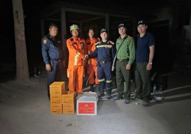 工作团在救援现场捐赠药品和生活必需品。