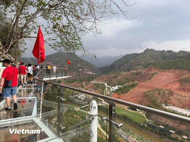 从白龙玻璃桥俯瞰，西北群山尽展壮丽风光。 （图片来源：越通社）