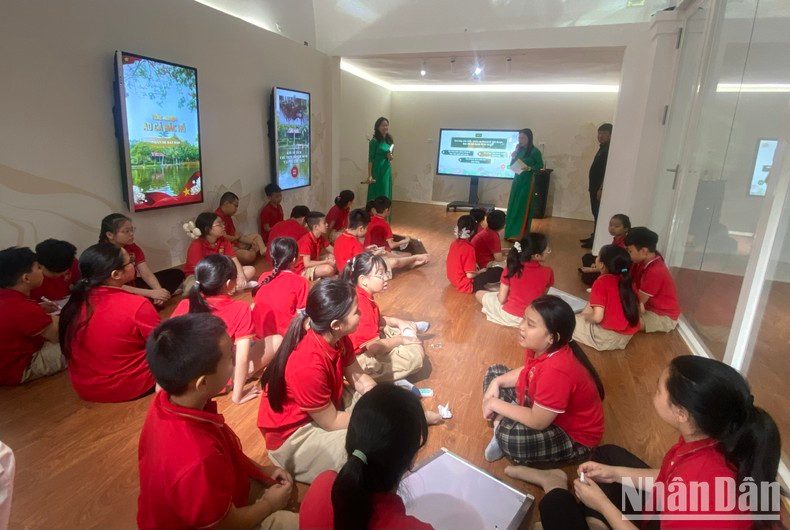 学生在胡志明主席遗迹区参加体验活动。