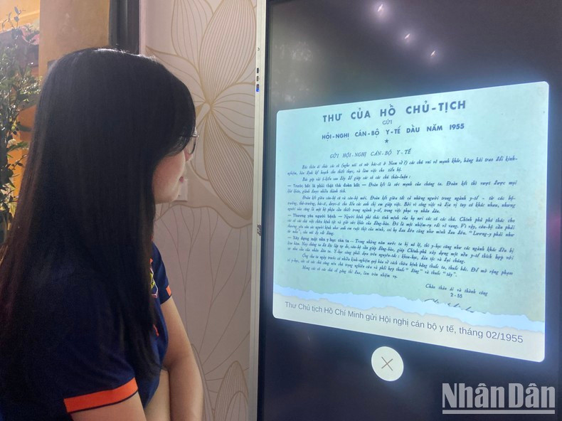 胡志明主席遗迹区推进信息技术应用，为国内外游客便捷获取关于胡志明主席的生平、事业、思想、道德和作风的官方信息和直观图像提供了便利。