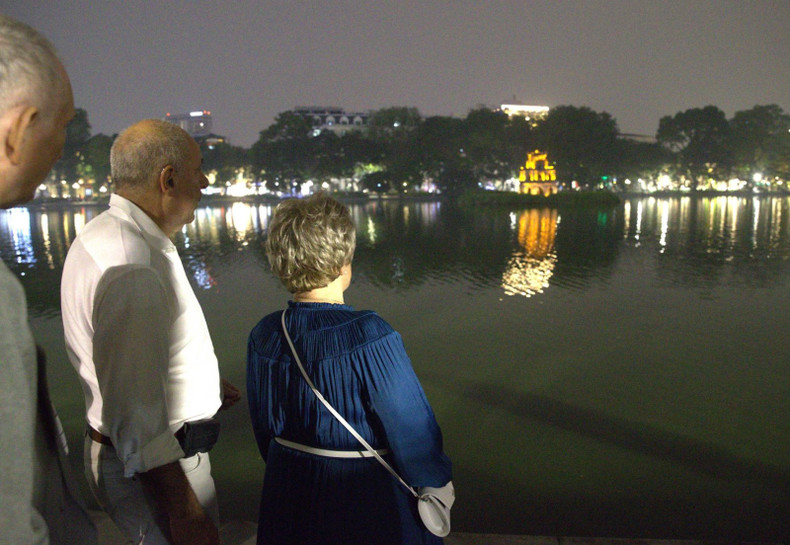 匈牙利总统苏廖克·塔马斯和夫人在还剑湖畔漫步、观景。