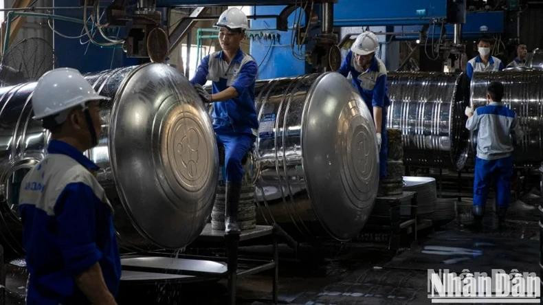 新亚大成公司工人正在工作。 新亚大成公司工人正在工作。