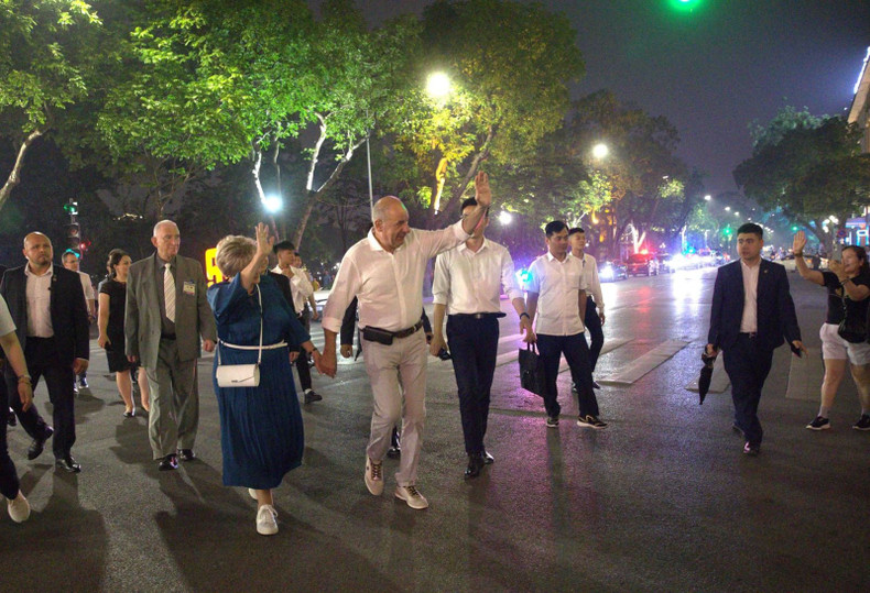 匈牙利总统苏廖克·塔马斯和夫人在还剑湖畔散步、观景。