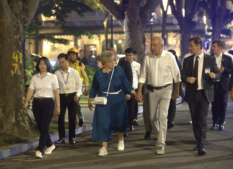 匈牙利总统苏廖克·塔马斯和夫人在河内部分街区漫步游览。