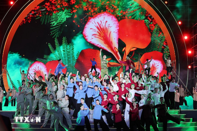 2025年红凤凰花节正式开幕，上演题为“海防——70年信念与奋进渴望”的大型文艺演出。（图片来源：越通社）