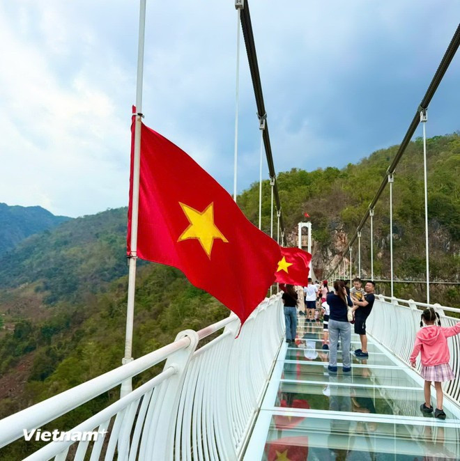 白龙玻璃桥已通过大载重测试，确保游客安全无虞。 （图片来源：越通社）