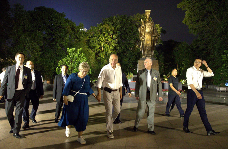 匈牙利总统苏廖克·塔马斯和夫人在还剑湖畔散步、观景。