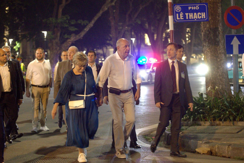 匈牙利总统和夫人在黎石街轻松漫步。