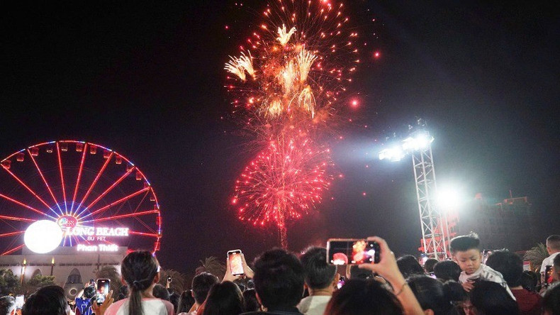 游客在平顺省观看精彩的烟花表演。 游客在平顺省观看精彩的烟花表演。