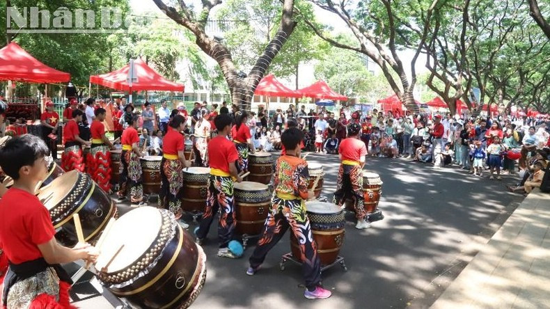 邦美蜀市在4·30和5·1假期举行丰富多彩的文化活动,吸引了大量市民和游客参与。(功理 摄) 邦美蜀市在4·30和5·1假期举行丰富多彩的文化活动,吸引了大量市民和游客参与。(功理 摄)