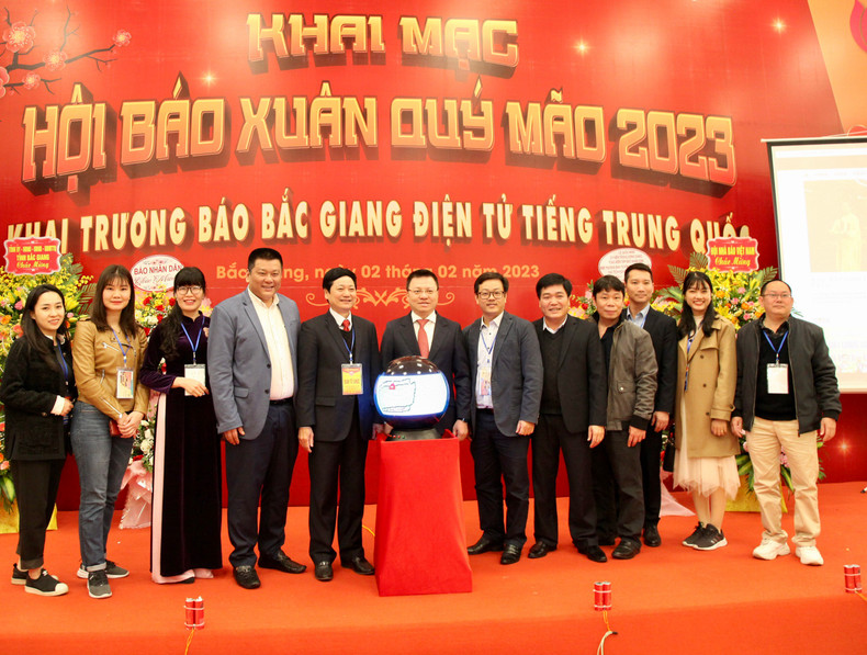 越共中央委员、越南《人民报》社总编辑、越共中央宣教部副部长、越南新闻工作者协会主席黎国明与与会代表合影留念。(耀玉 摄) 越共中央委员、越南《人民报》社总编辑、越共中央宣教部副部长、越南新闻工作者协会主席黎国明与与会代表合影留念。(耀玉 摄)