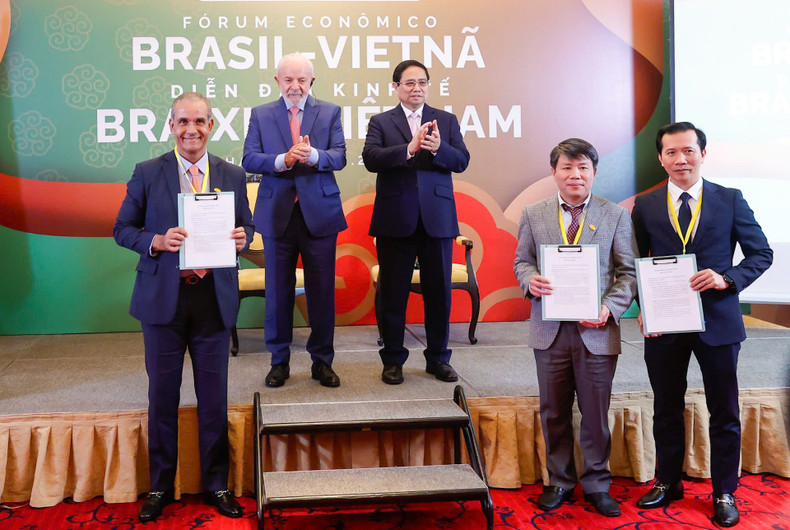范明正总理与卢拉总统见证了越南财政部外国投资局投资促进、咨询与协助中心,越南红星投资集团与巴西JBS集团关于对越南投资合作的三方合作备忘录交换仪。 范明正总理与卢拉总统见证了越南财政部外国投资局投资促进、咨询与协助中心,越南红星投资集团与巴西JBS集团关于对越南投资合作的三方合作备忘录交换仪。