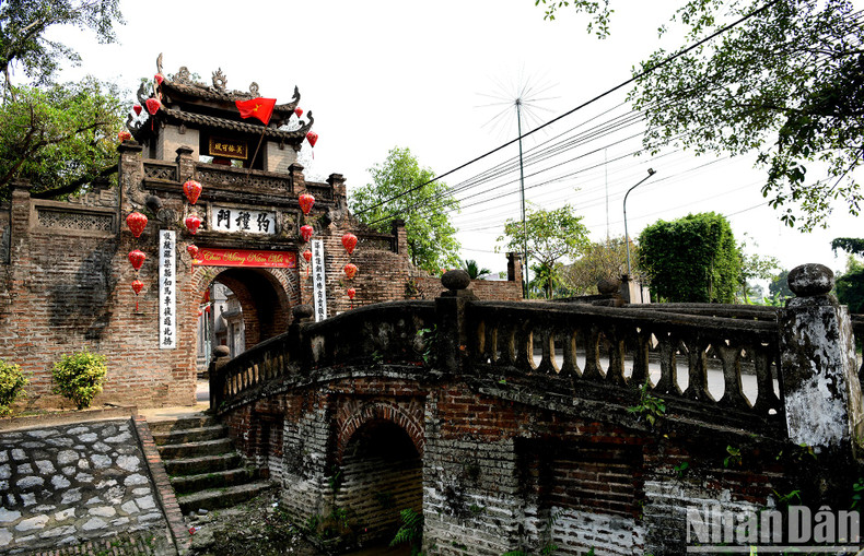 从远处望去,约礼村前门雄伟壮观,宛如一位默默见证历史变迁的守望者。 从远处望去,约礼村前门雄伟壮观,宛如一位默默见证历史变迁的守望者。