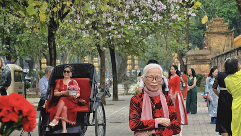 尽管是工作日,但清晨七点,各个年龄段的游客便已纷纷聚集在这片花海之中。 尽管是工作日,但清晨七点,各个年龄段的游客便已纷纷聚集在这片花海之中。