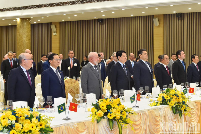 越南国家主席梁强和巴西总统卢拉·达席尔瓦同各位代表聆听军乐团演奏两国国歌。