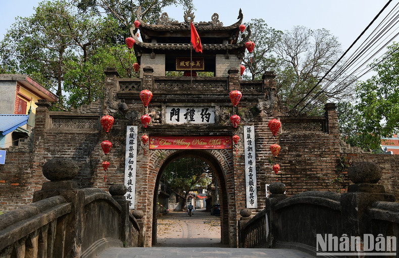 青苔缠绕古砖,飞檐微翘,尽显北部乡村的古韵风貌。约礼村前门不仅划定地理界限,更仿佛一扇时光之门,通往这座静谧而悠远的500多年古村。 青苔缠绕古砖,飞檐微翘,尽显北部乡村的古韵风貌。约礼村前门不仅划定地理界限,更仿佛一扇时光之门,通往这座静谧而悠远的500多年古村。