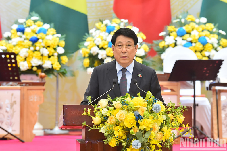 越南国家主席梁强在招待晚宴上发表讲话。