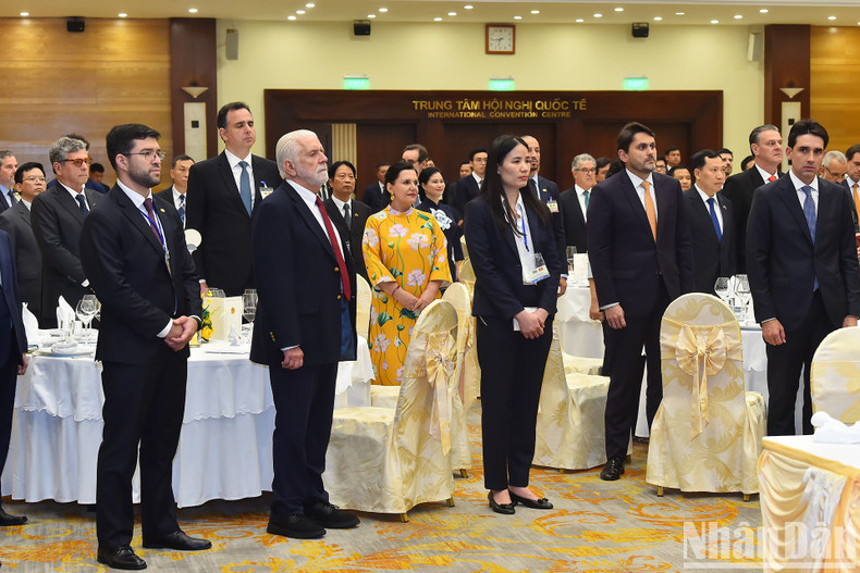 双方代表出席招待晚宴。