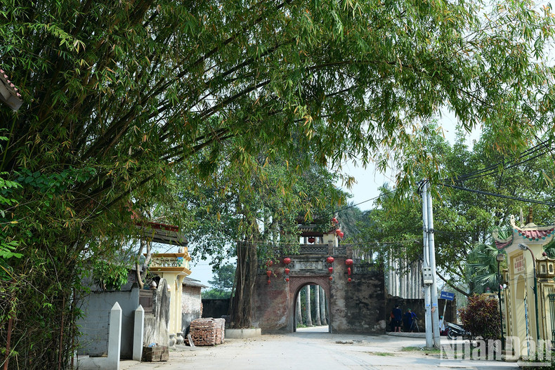 与古老的建筑风貌相映成趣,每逢节日或庙会,约礼村便热闹非凡。村民们身着传统服饰,参与抬轿、祭祀等庄重仪式,翩然起舞,品尝丰盛的传统宴席,以此方式缅怀先祖,延续世代相传的文化习俗。 与古老的建筑风貌相映成趣,每逢节日或庙会,约礼村便热闹非凡。村民们身着传统服饰,参与抬轿、祭祀等庄重仪式,翩然起舞,品尝丰盛的传统宴席,以此方式缅怀先祖,延续世代相传的文化习俗。