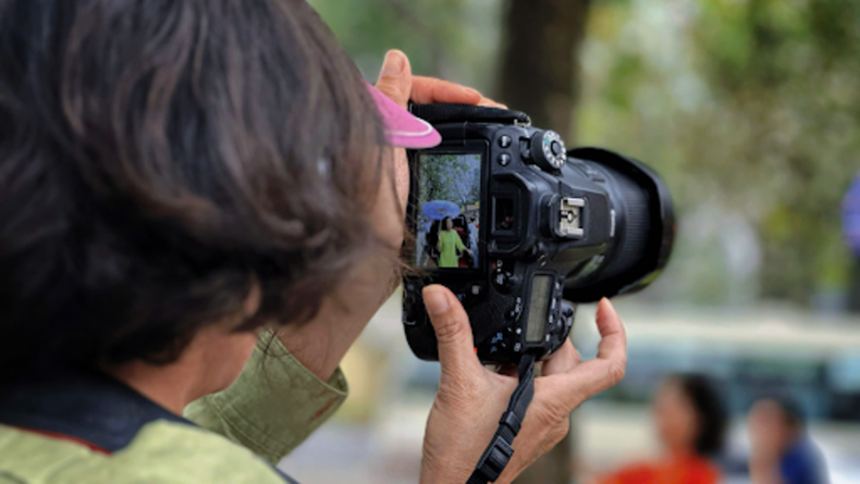 除道具租赁外,摄影服务也随花季升温。许多专业摄影师和自由摄影师一早便在现场守候,随时为游客捕捉最惊艳的画面。 除道具租赁外,摄影服务也随花季升温。许多专业摄影师和自由摄影师一早便在现场守候,随时为游客捕捉最惊艳的画面。