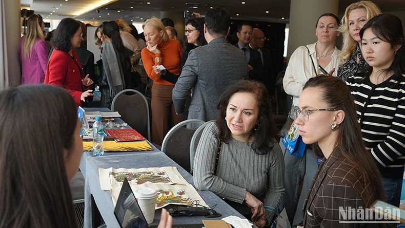 俄罗斯旅游企业代表在会上了解庆和省的旅游潜力。