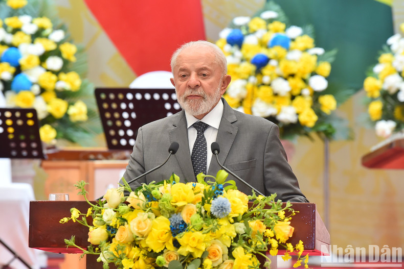 巴西总统卢拉·达席尔瓦在招待晚宴上致辞。