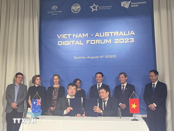 悉尼科技大学与越南邮电技术学院代表签署谅解备忘录。（图片来源：越通社）