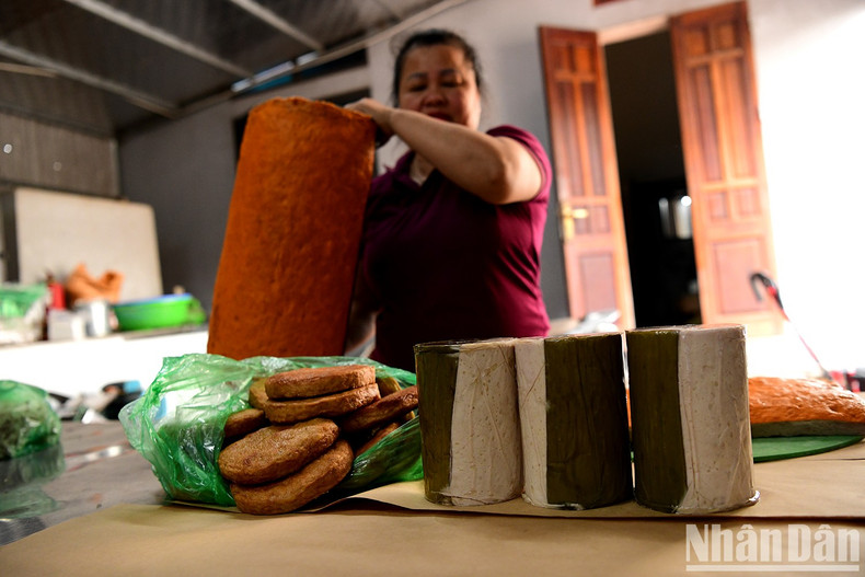 约礼村不仅以古朴风貌闻名,还因其悠久的“扎肉”制作技艺而享誉河内。至今,许多家庭仍延续这一传统手艺,采用精选猪肉,手工精制,再以香蕉叶包裹蒸煮,使其散发出独特的香气,成为当地美食文化的重要标志。 约礼村不仅以古朴风貌闻名,还因其悠久的“扎肉”制作技艺而享誉河内。至今,许多家庭仍延续这一传统手艺,采用精选猪肉,手工精制,再以香蕉叶包裹蒸煮,使其散发出独特的香气,成为当地美食文化的重要标志。