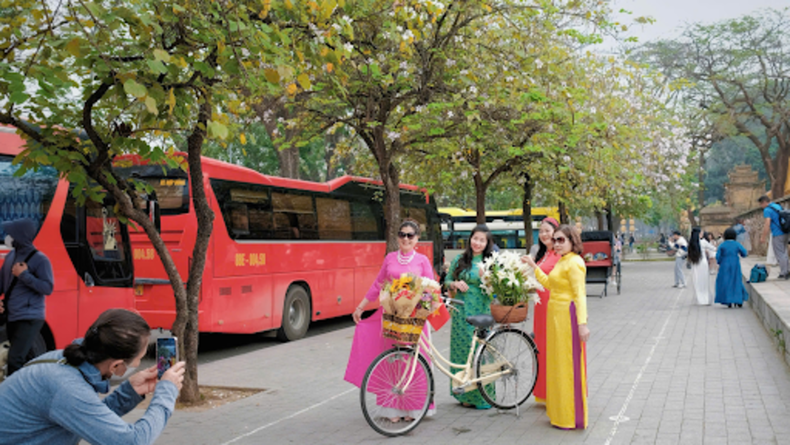 身穿优雅的奥黛、素雅的白裙,或是色彩亮丽的服饰,人们纷纷在盛开的花树下摆出最美的姿态,珍藏这个花季即将落幕的绝美瞬间。 身穿优雅的奥黛、素雅的白裙,或是色彩亮丽的服饰,人们纷纷在盛开的花树下摆出最美的姿态,珍藏这个花季即将落幕的绝美瞬间。