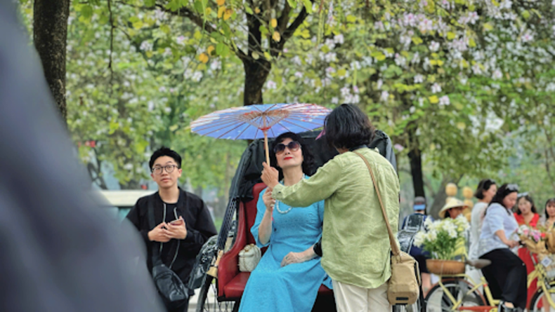 为了拍摄出最唯美的画面,不少人提前精心准备服饰与道具。鲜花束、油纸伞、越南传统斗笠等道具巧妙搭配,使画面更显诗意。 为了拍摄出最唯美的画面,不少人提前精心准备服饰与道具。鲜花束、油纸伞、越南传统斗笠等道具巧妙搭配,使画面更显诗意。