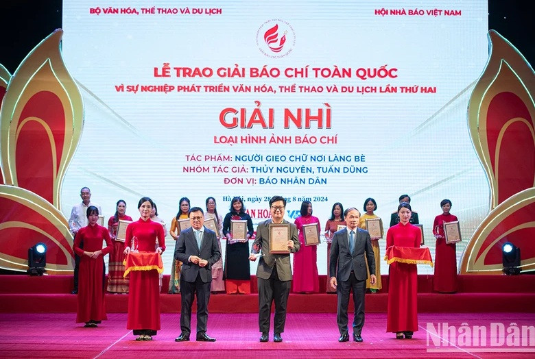 《人民报》社摄影记者水源荣获二等奖。 《人民报》社摄影记者水源荣获二等奖。