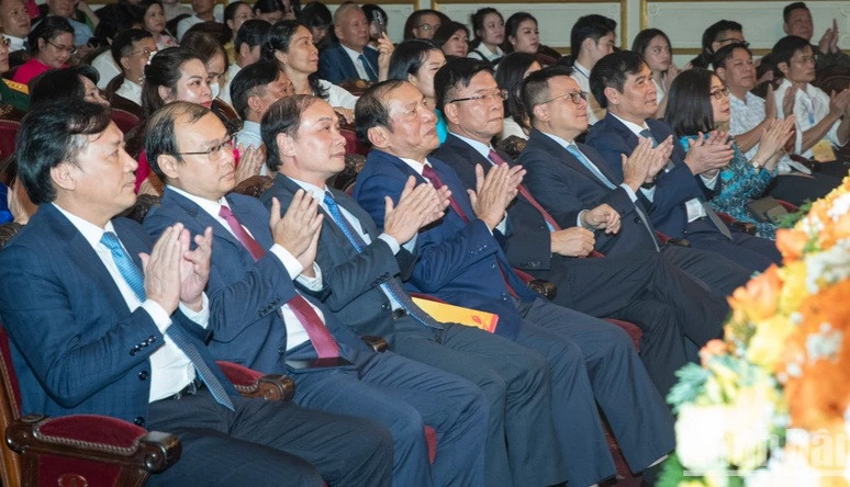 出席颁奖仪式的各位代表。 出席颁奖仪式的各位代表。