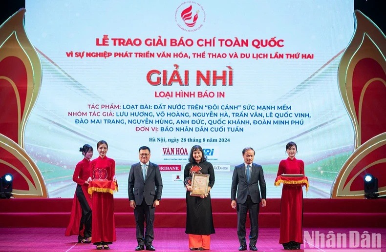 《人民周末报》记者刘兰香荣获二等奖。 《人民周末报》记者刘兰香荣获二等奖。