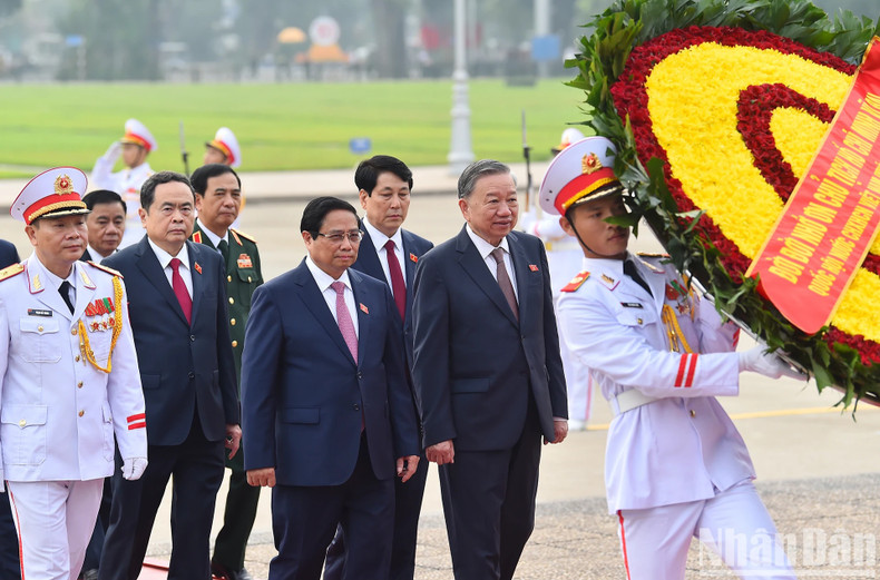 党、国家领导和国会代表入陵瞻仰胡志明主席遗容。阮水源 摄