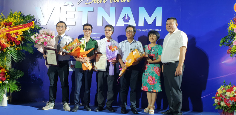 《人民报》社记者荣获两枚二等奖,四枚三等奖和两枚鼓励奖。 《人民报》社记者荣获两枚二等奖,四枚三等奖和两枚鼓励奖。