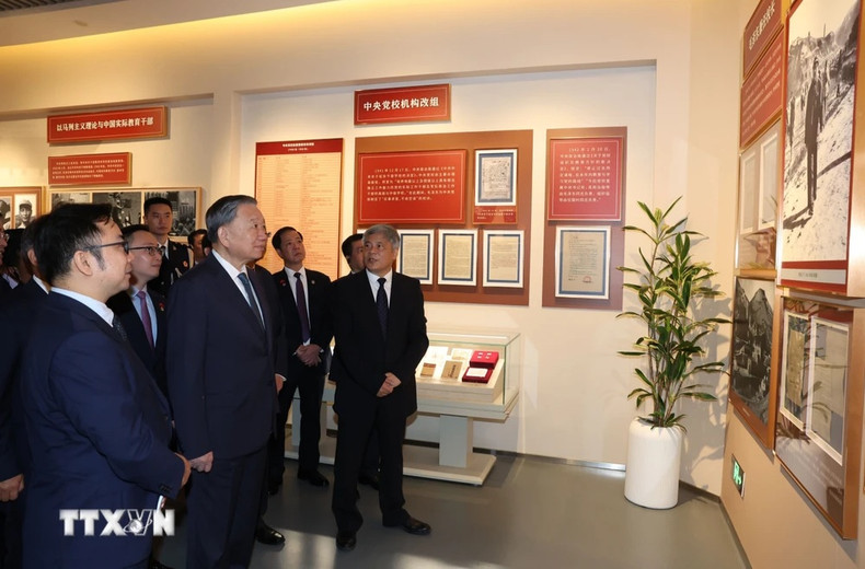 苏林总书记、国家主席一行参观中共中央党校史馆。