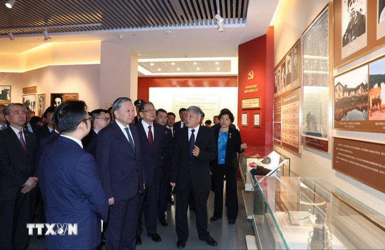 苏林总书记、国家主席一行参观中共中央党校史馆。