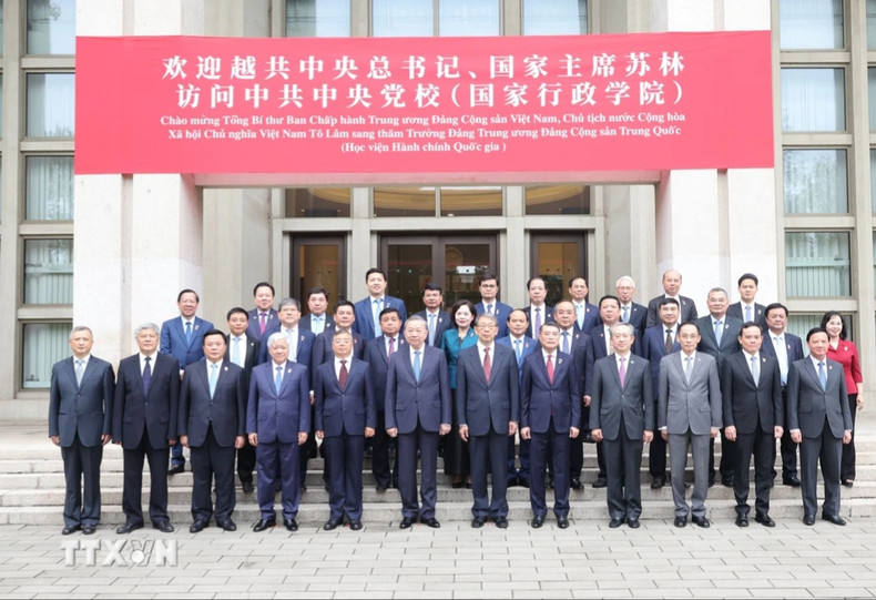 苏林总书记、国家主席一行与中共中央党校校委会、教授、教师和学员合影。