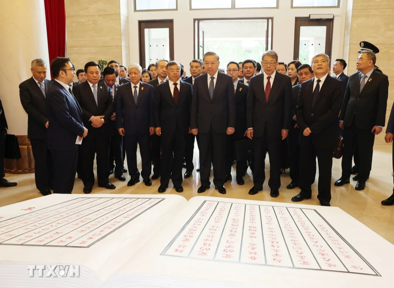 苏林总书记、国家主席一行参观中共中央党校史馆。