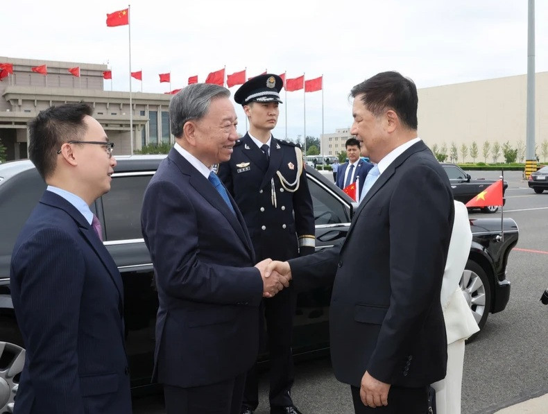 中共中央书记处书记、中国国务委员、公安部部长王小洪在北京国际机场送行越共中央总书记、国家主席苏林和夫人。