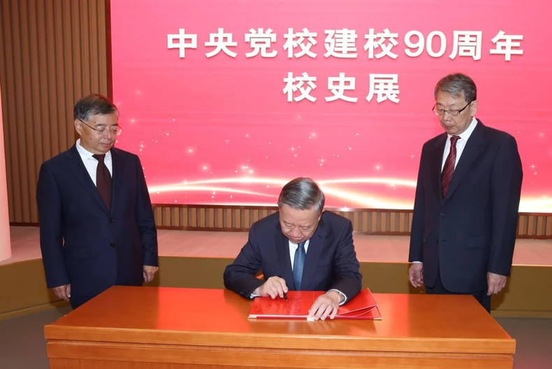 苏林总书记、国家主席在中共中央党校的纪念册上留言。