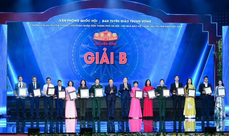 陈青敏同志和潘廷镯同志向二等奖获得者颁发奖项。 陈青敏同志和潘廷镯同志向二等奖获得者颁发奖项。