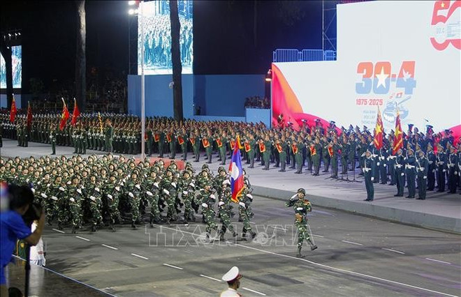 老挝人民武装力量方阵参加合练彩排。（图片来源：越通社）