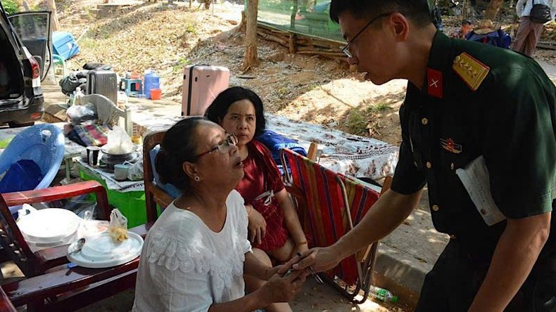 越南部队慰问缅甸地震灾区群众。(图片来源:《人民军队报》— 缅甸现场报道) 越南部队慰问缅甸地震灾区群众。(图片来源:《人民军队报》— 缅甸现场报道)