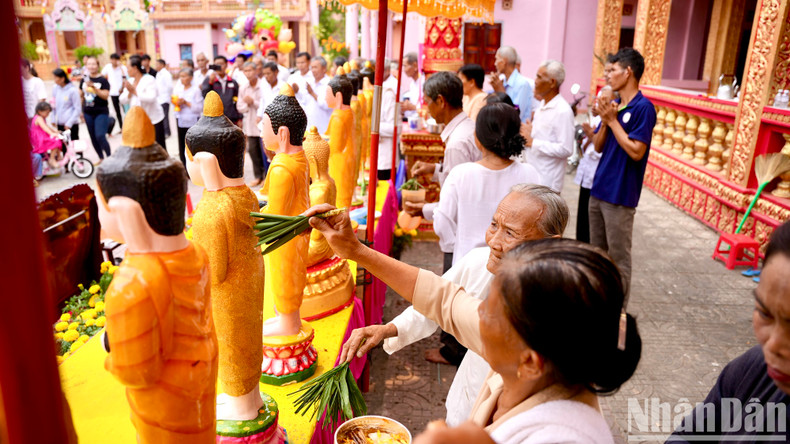 高棉族同胞踊跃参加传统仪式。